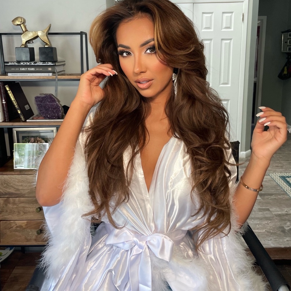 Stunning white silky bridal robe with feathers 😍